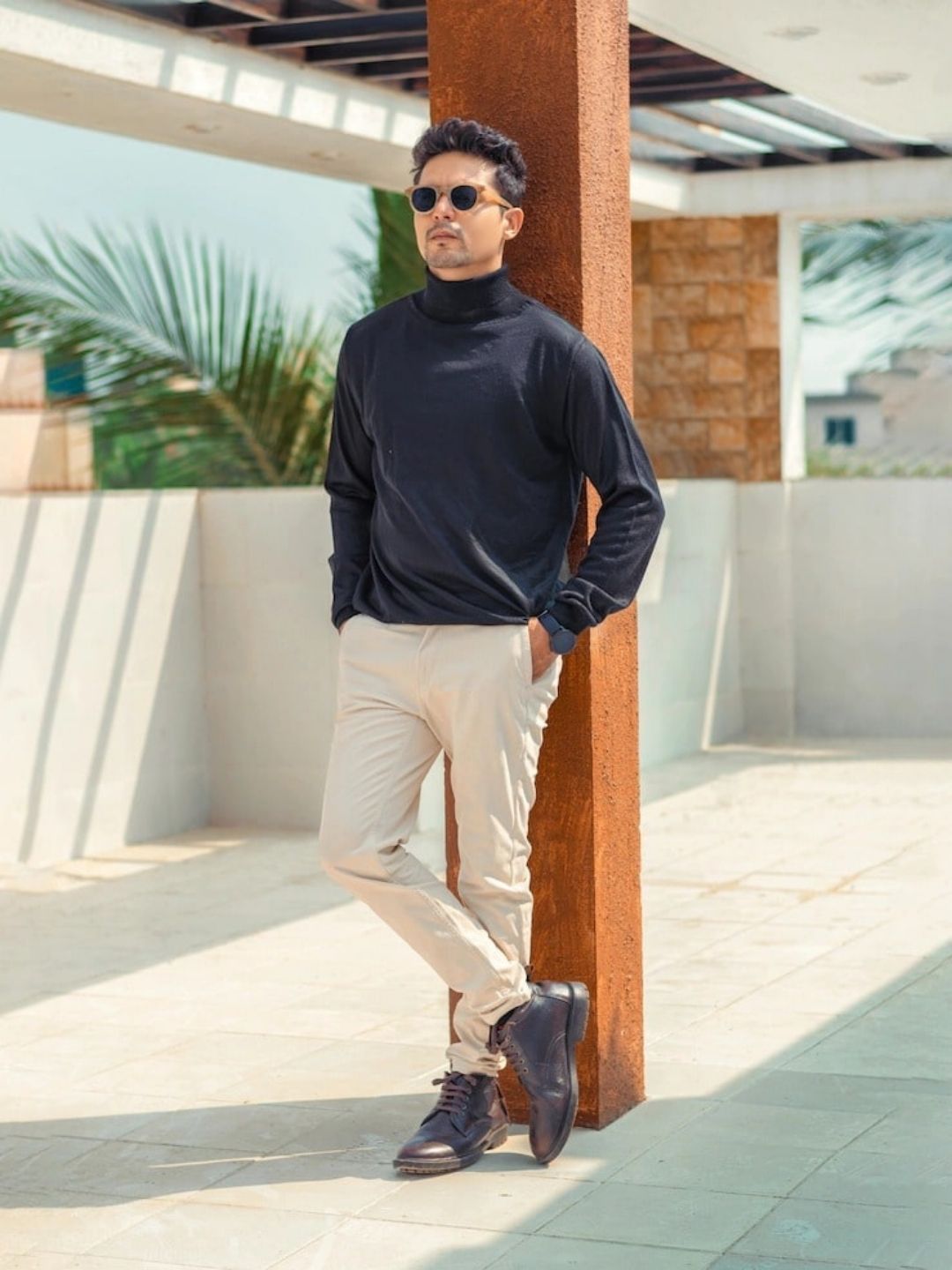 Read more about the article Black Turtleneck Sweater With Beige Chinos Outfits For Men